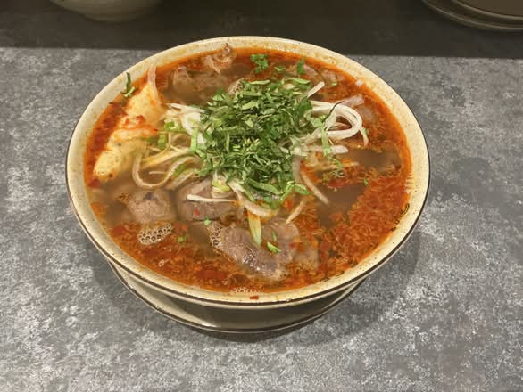 S3. Hue Style Vermicelli Soup (顺化粉)